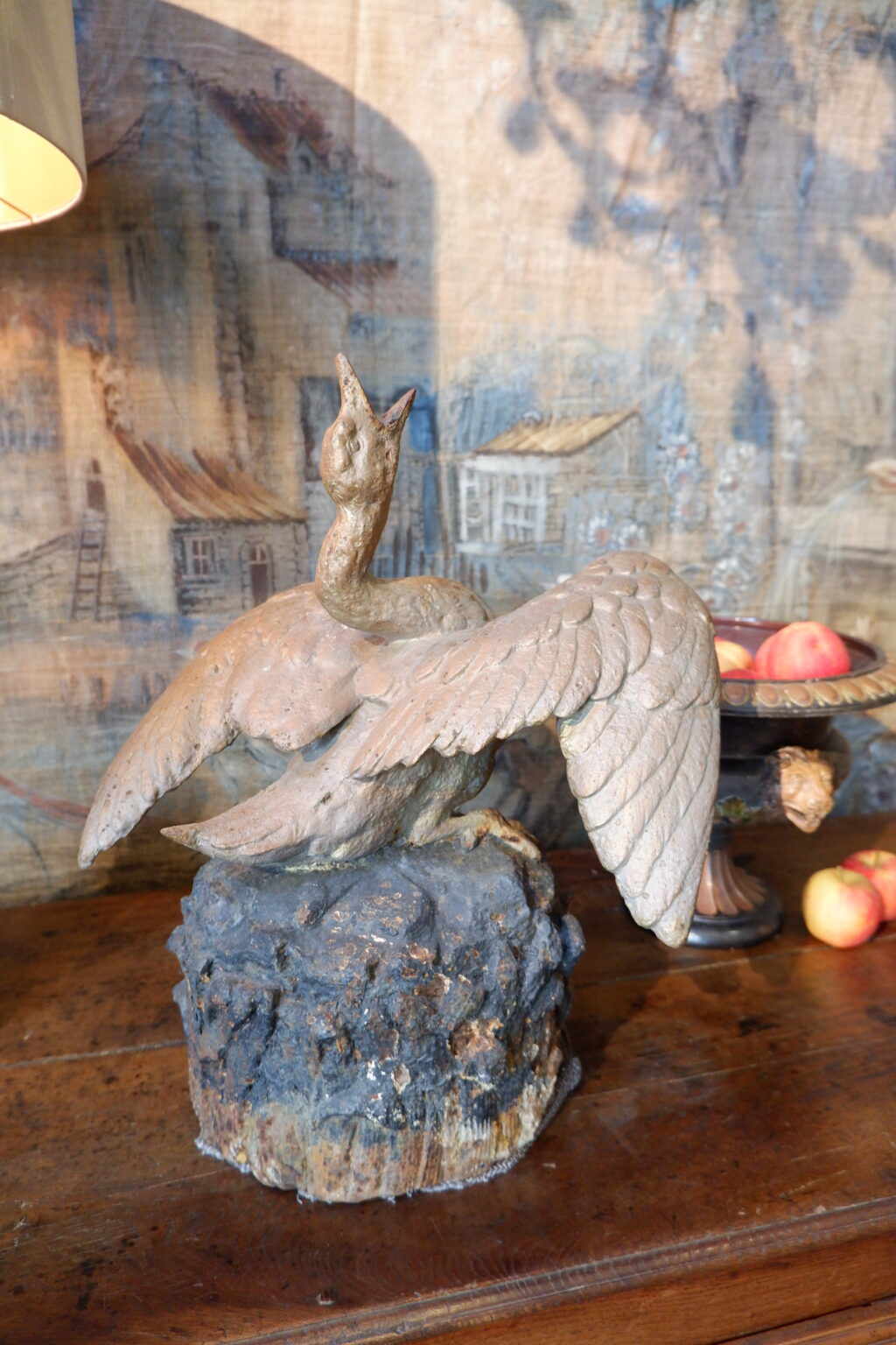Centre de fontaine en fonte peinte figurant un cygne aux ailes déployées sur un rocher fin XIXe – Image 5