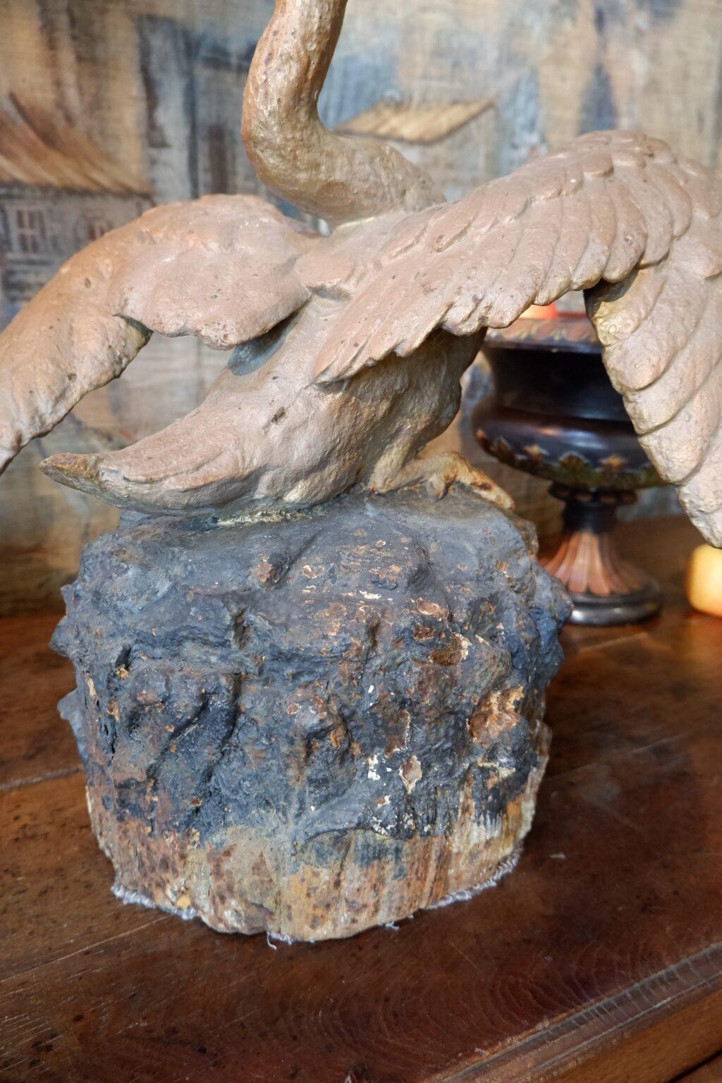 Centre de fontaine en fonte peinte figurant un cygne aux ailes déployées sur un rocher fin XIXe – Image 4