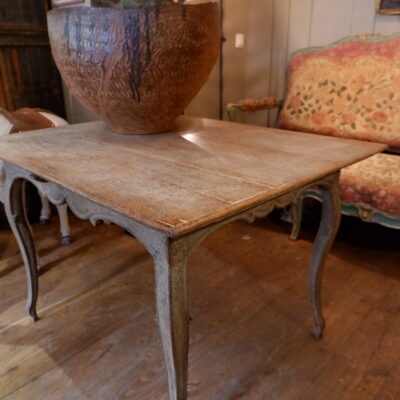 Table d’appoint Louis XV en chêne patine bleue pâle  Ca.1800