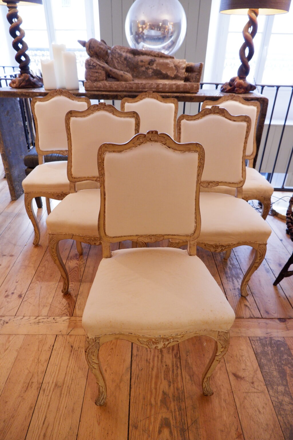 Suite de 8 chaises Louis XV en bois laqué beige clair ca.1850