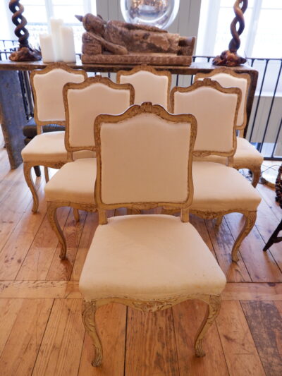 Suite de 8 chaises Louis XV en bois laqué beige clair ca.1850