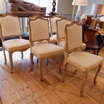 Suite de 8 chaises Louis XV en bois laqué beige clair ca.1850