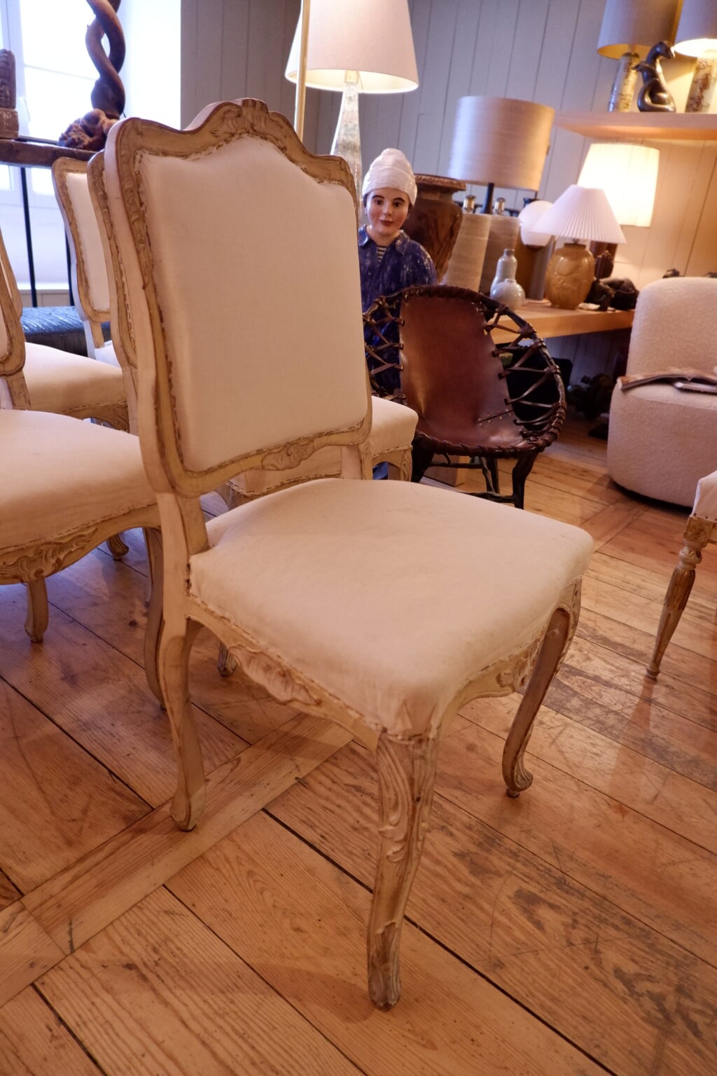 Suite de 8 chaises Louis XV en bois laqué beige clair ca.1850 – Image 3