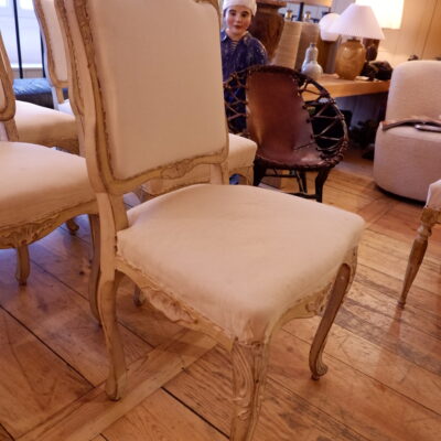 Suite de 8 chaises Louis XV en bois laqué beige clair ca.1850