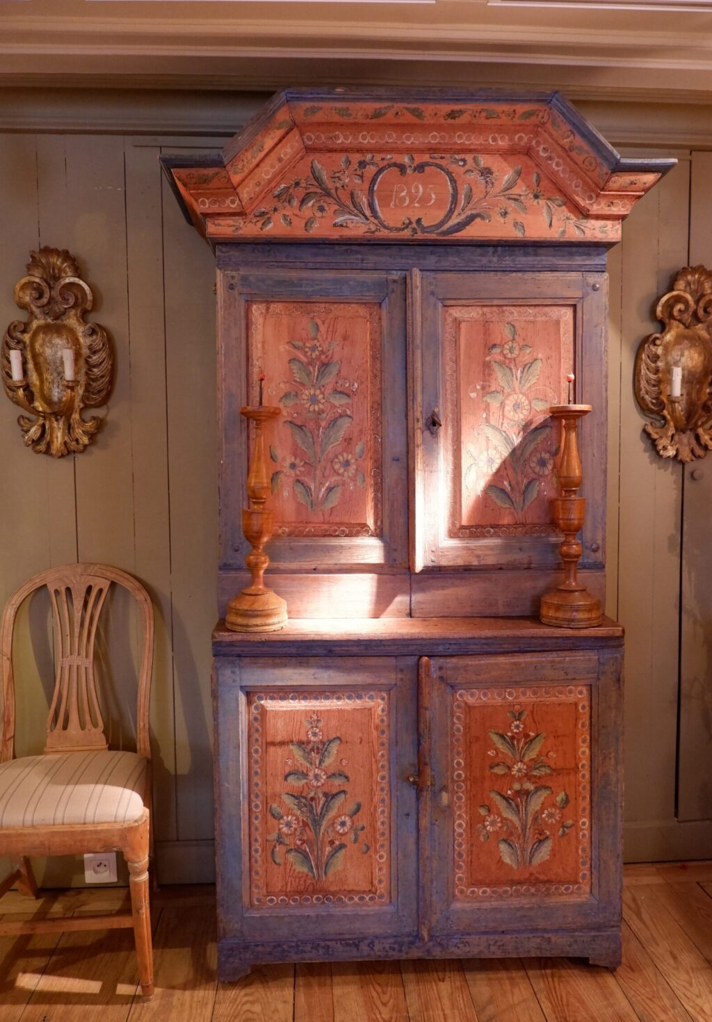 Buffet baroque Suédois en bois peint polychrome ca.1825