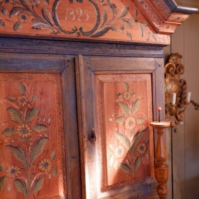Buffet baroque Suédois en bois peint polychrome ca.1825
