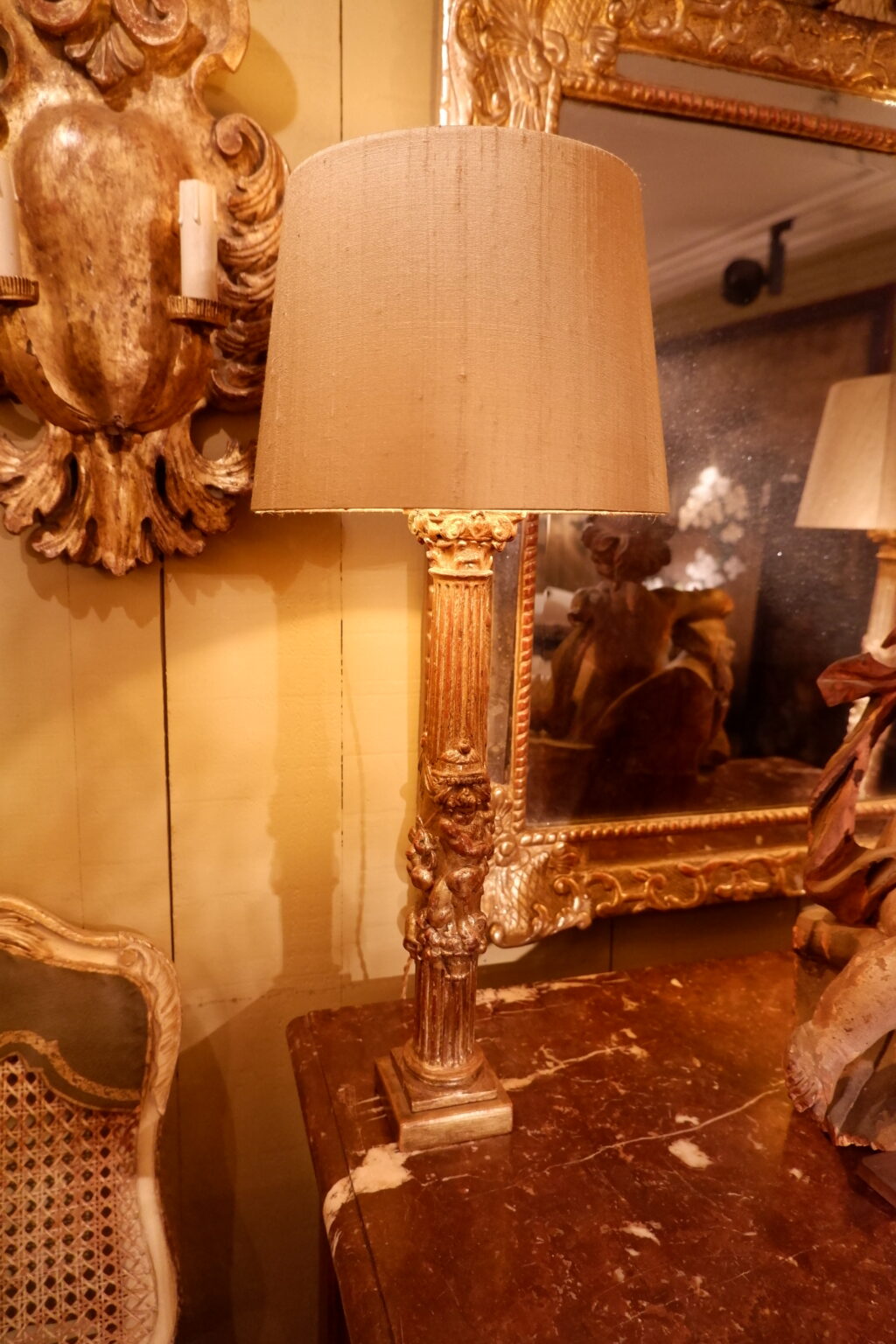 Paire de lampes colonnettes en bois doré sculpté angelots + abat-jours en soie or – Image 2