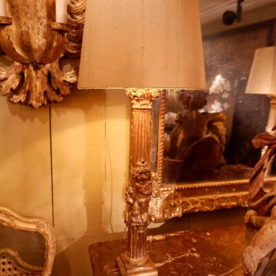 Paire de lampes colonnettes en bois doré sculpté angelots + abat-jours en soie or