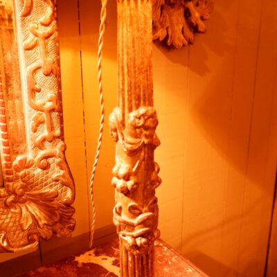 Paire de lampes colonnettes en bois doré sculpté angelots + abat-jours en soie or