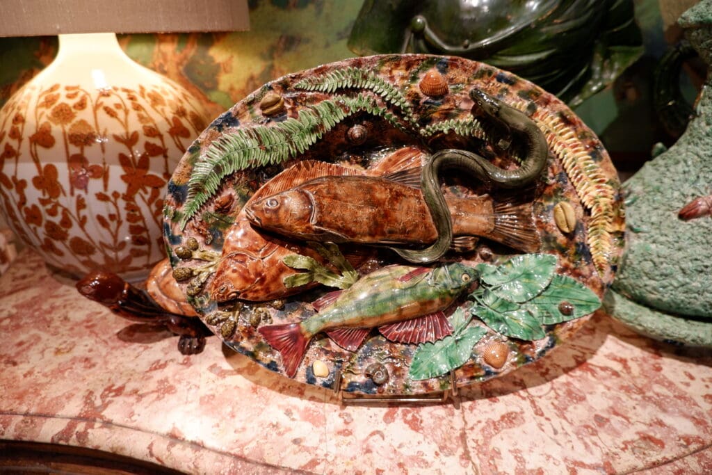Grand plat en barbotine polychrome figurant poissons, couleuvres insectes -fin XIXe par les suiveurs de Palissy – Image 10