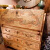 Commode scriban en bois peint ocre jaune et décor polychrome de guirlandes fin XVIIIe – Image 4