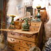 Commode scriban en bois peint ocre jaune et décor polychrome de guirlandes fin XVIIIe – Image 7
