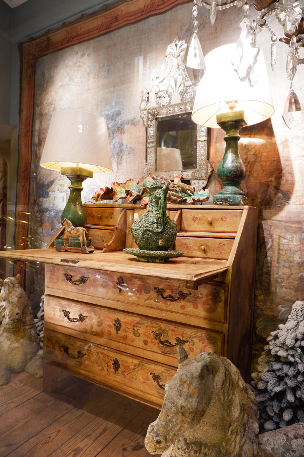 Commode scriban en bois peint ocre jaune et décor polychrome de guirlandes fin XVIIIe – Image 7