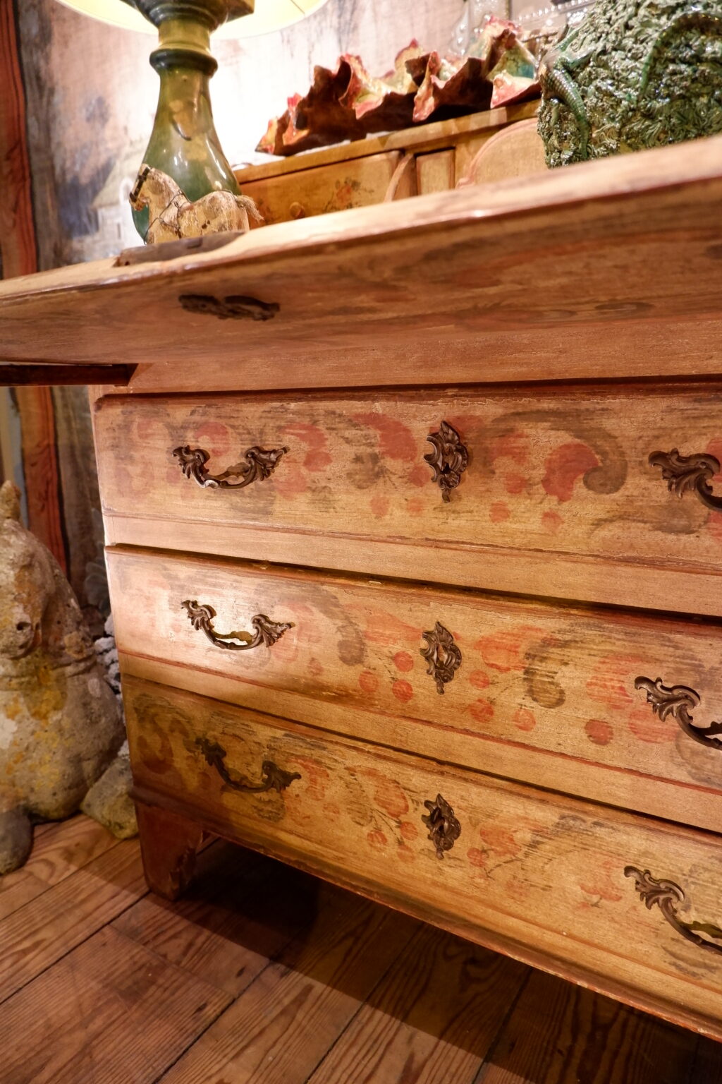 Commode scriban en bois peint ocre jaune et décor polychrome de guirlandes fin XVIIIe – Image 8