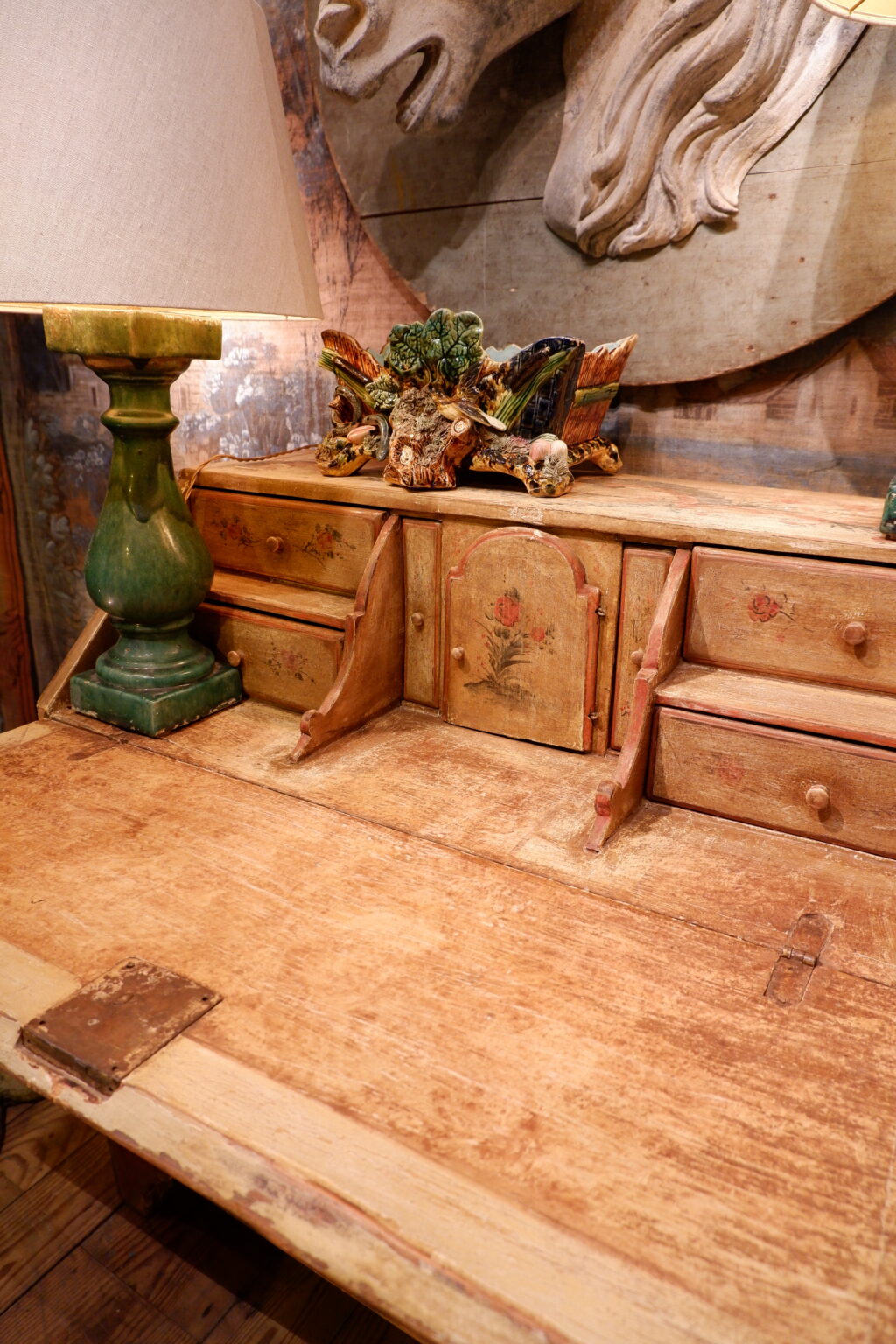 Commode scriban en bois peint ocre jaune et décor polychrome de guirlandes fin XVIIIe – Image 2