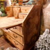 Commode scriban en bois peint ocre jaune et décor polychrome de guirlandes fin XVIIIe – Image 3