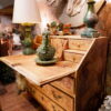 Commode scriban en bois peint ocre jaune et décor polychrome de guirlandes fin XVIIIe – Image 10