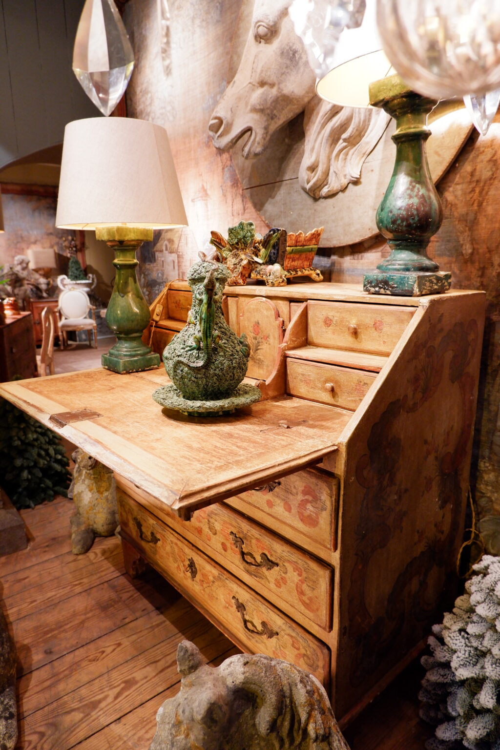 Commode scriban en bois peint ocre jaune et décor polychrome de guirlandes fin XVIIIe – Image 10