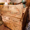 Commode scriban en bois peint ocre jaune et décor polychrome de guirlandes fin XVIIIe – Image 6