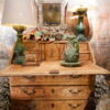 Commode scriban en bois peint ocre jaune et décor polychrome de guirlandes fin XVIIIe