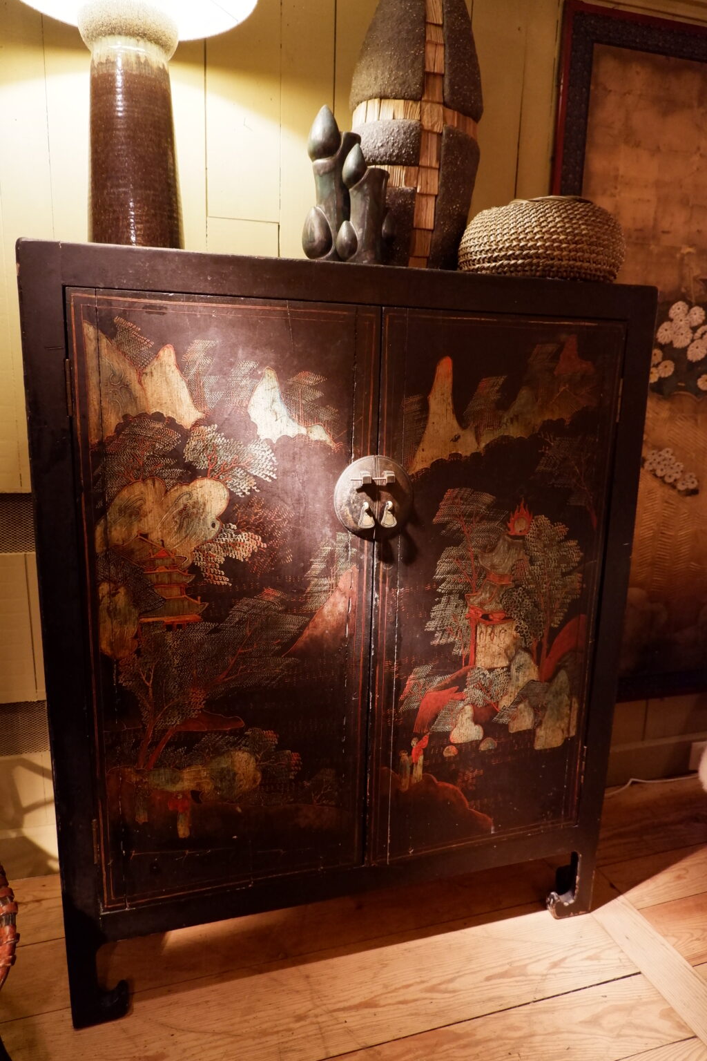 Small high sideboard with two doors, decorated in relief with figures in a Chinese landscape - late 19th century - Image 6