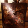 Petit buffet haut à deux portes décor en relief de personnages dans un paysage Chinois - fin XIXe – Image 2