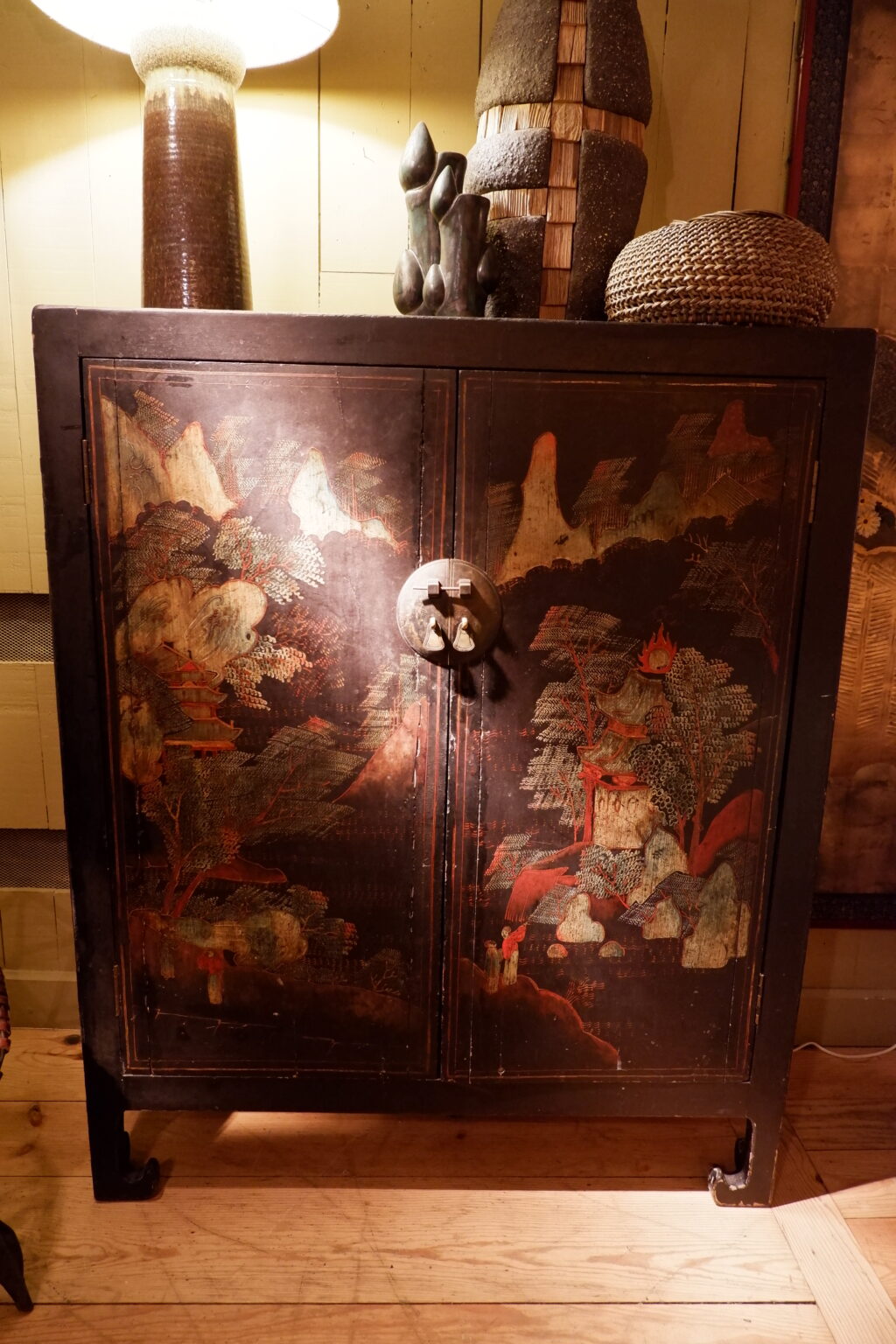 Small high sideboard with two doors, decorated in relief with figures in a Chinese landscape - late 19th century - Image 2