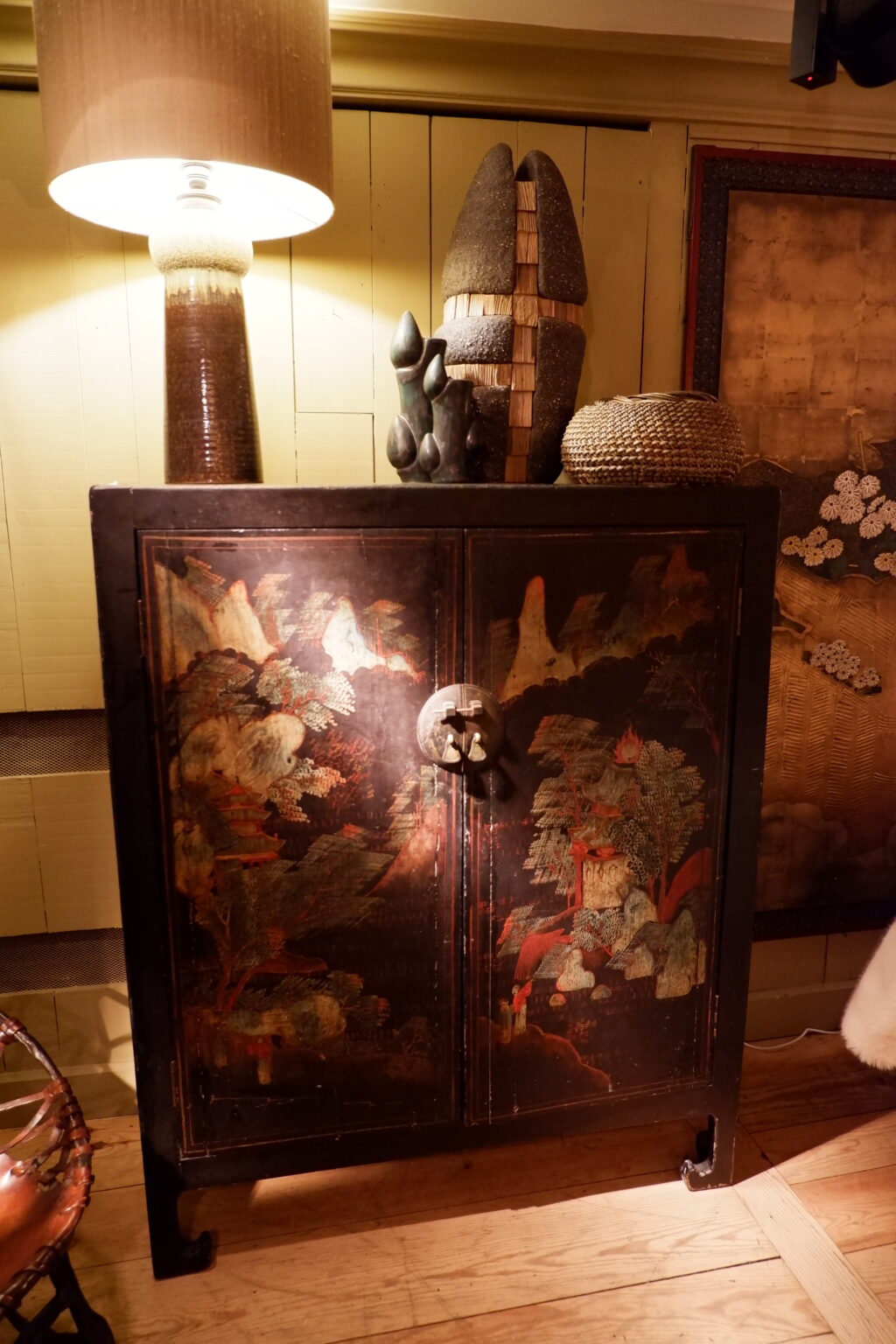 Small sideboard with two doors, decorated in relief with figures in a Chinese landscape - late 19th century