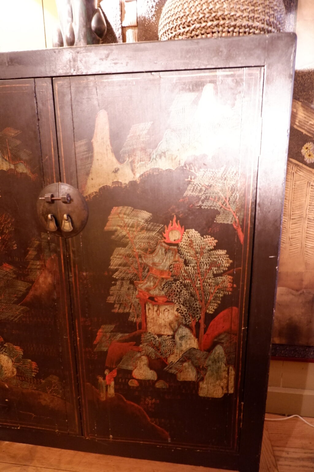 Small high sideboard with two doors, decorated in relief with figures in a Chinese landscape - late 19th century - Image 3
