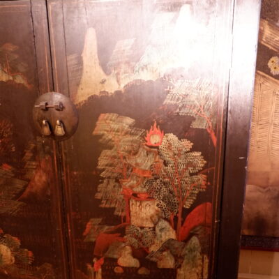 Petit buffet haut à deux portes décor en relief de personnages dans un paysage Chinois – fin XIXe