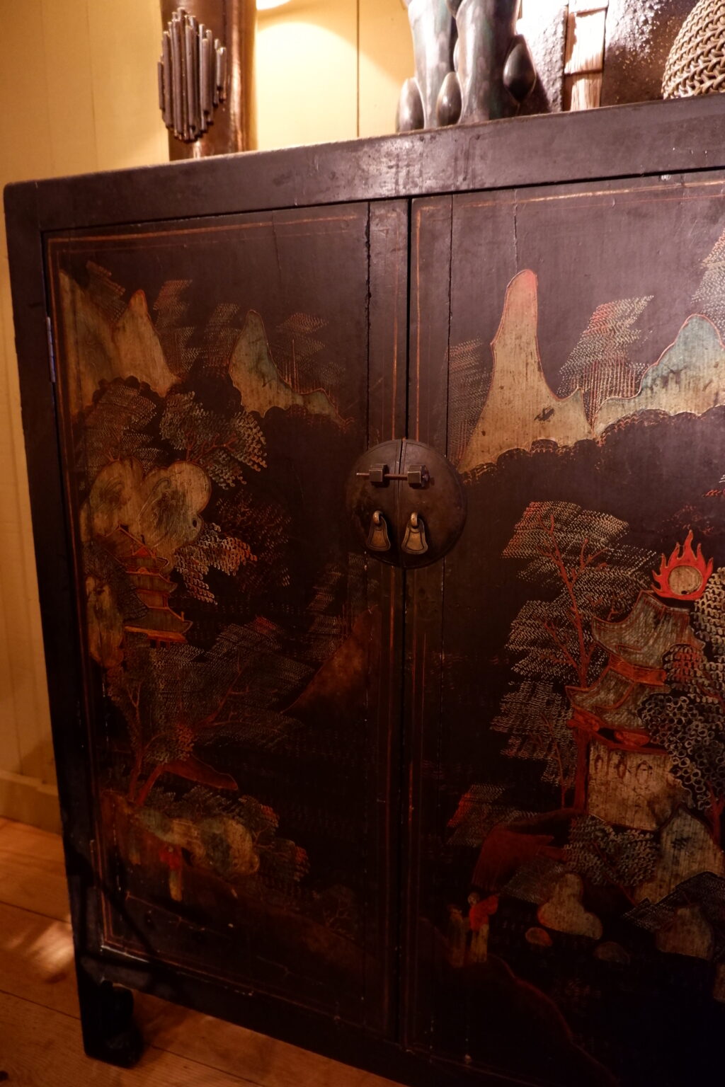 Small sideboard with two doors, decorated in relief with figures in a Chinese landscape - late 19th century - Image 4