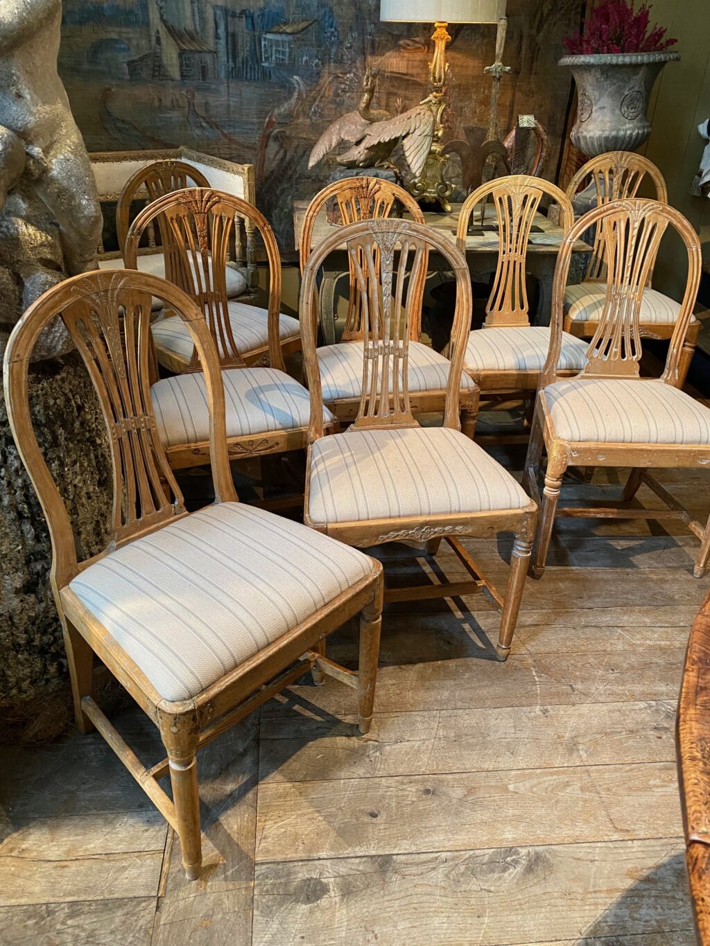 Suite de 8 chaises gustaviennes dossier lyre arrondi & gerbe de blé sculptée - en orme clair ca.1800 – Image 7