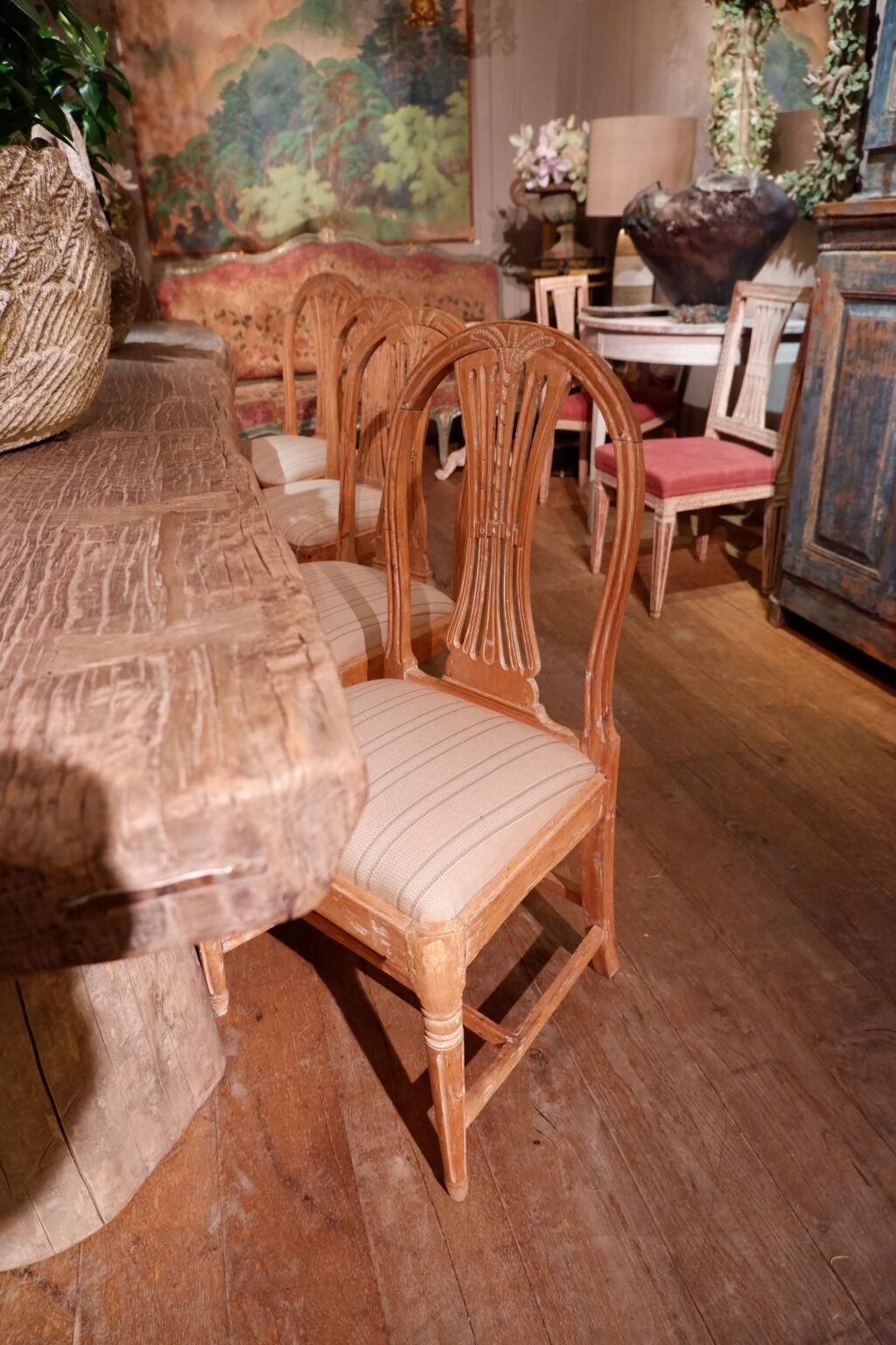 Suite de 8 chaises gustaviennes dossier lyre arrondi & gerbe de blé sculptée - en orme clair ca.1800 – Image 2