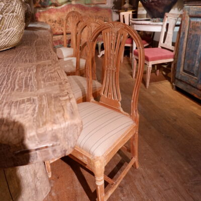 Suite de 8 chaises gustaviennes dossier lyre arrondi & gerbe de blé sculptée – en orme clair ca.1800