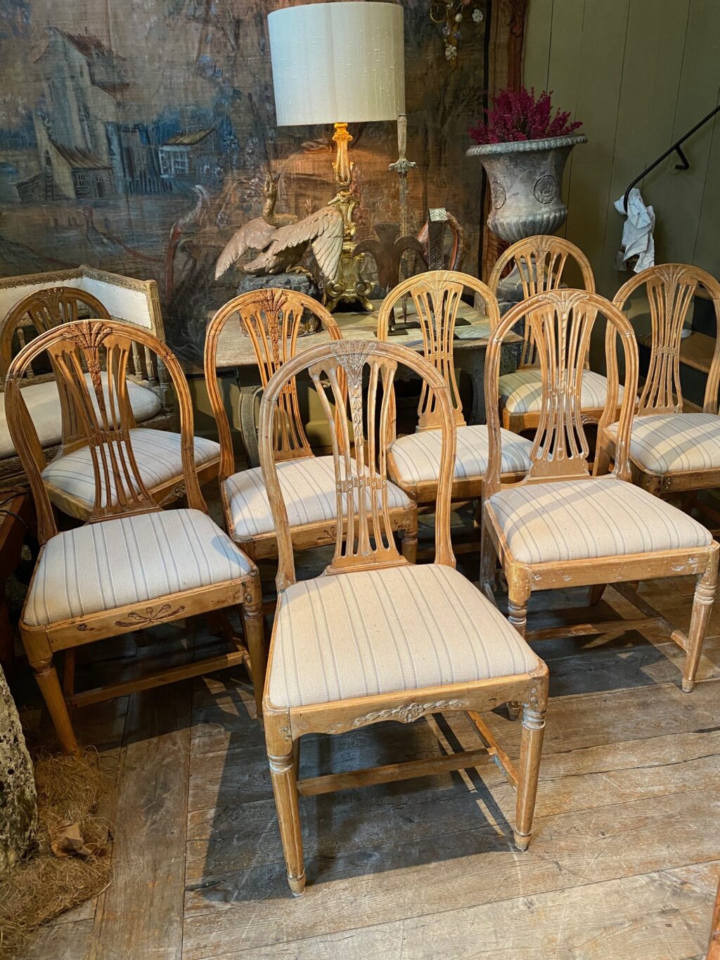 Suite de 8 chaises gustaviennes dossier lyre arrondi & gerbe de blé sculptée - en orme clair ca.1800 – Image 5