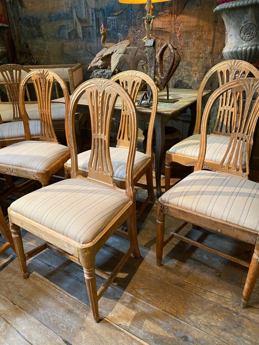Suite de 8 chaises gustaviennes dossier lyre arrondi & gerbe de blé sculptée - en orme clair ca.1800 – Image 6