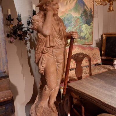 Statue d’un jardinier en terre cuite, avec sa pelle – France fin XIXe