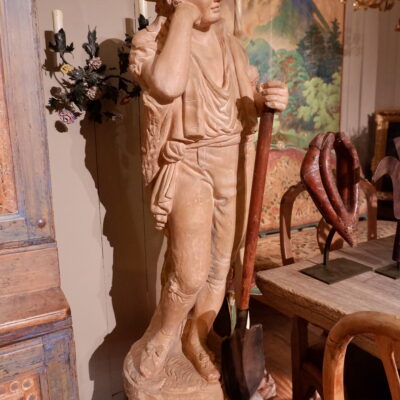 Statue d’un jardinier en terre cuite, avec sa pelle – France fin XIXe