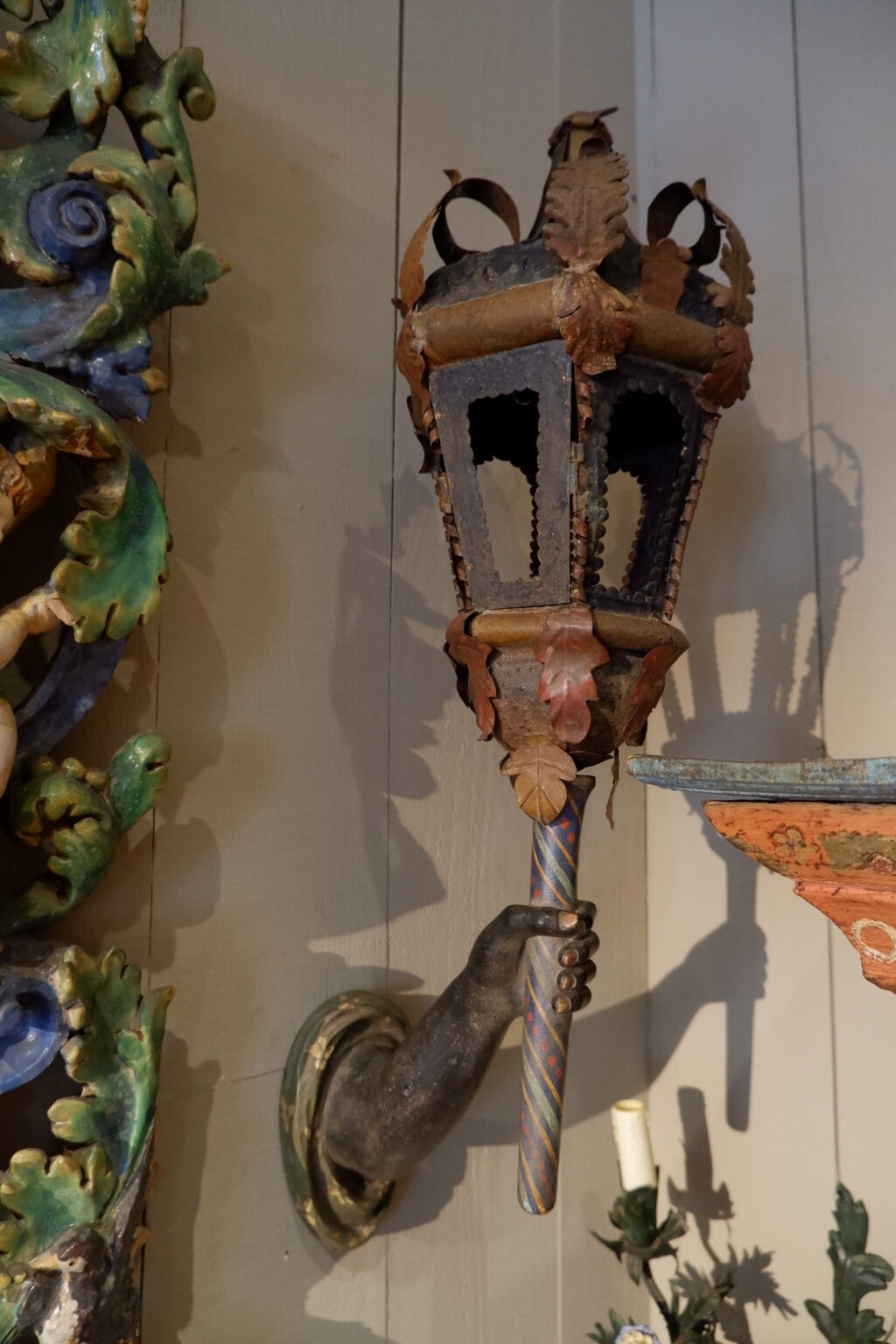 Paire de bras de lumière Vénitiens- bois sculpté & lanternes en tôle polychrome fin XVIIIe – Image 5