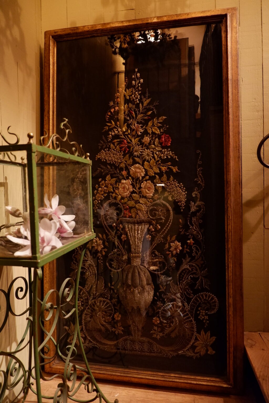 Grand voile de tulle brodé représentant un vase et un important bouquet fleuri -fils d'or et sequins ca.1800 – Image 3