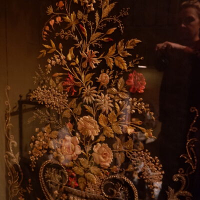 Grand voile de tulle brodé représentant un vase et un important bouquet fleuri -fils d’or et sequins ca.1800