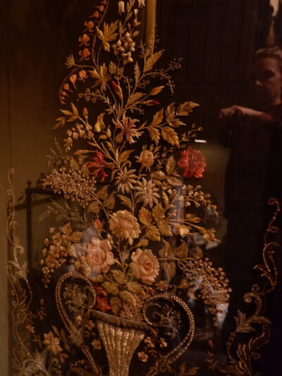 Grand voile de tulle brodé représentant un vase et un important bouquet fleuri -fils d’or et sequins ca.1800