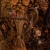 Grand voile de tulle brodé représentant un vase et un important bouquet fleuri -fils d'or et sequins ca.1800 – Image 4