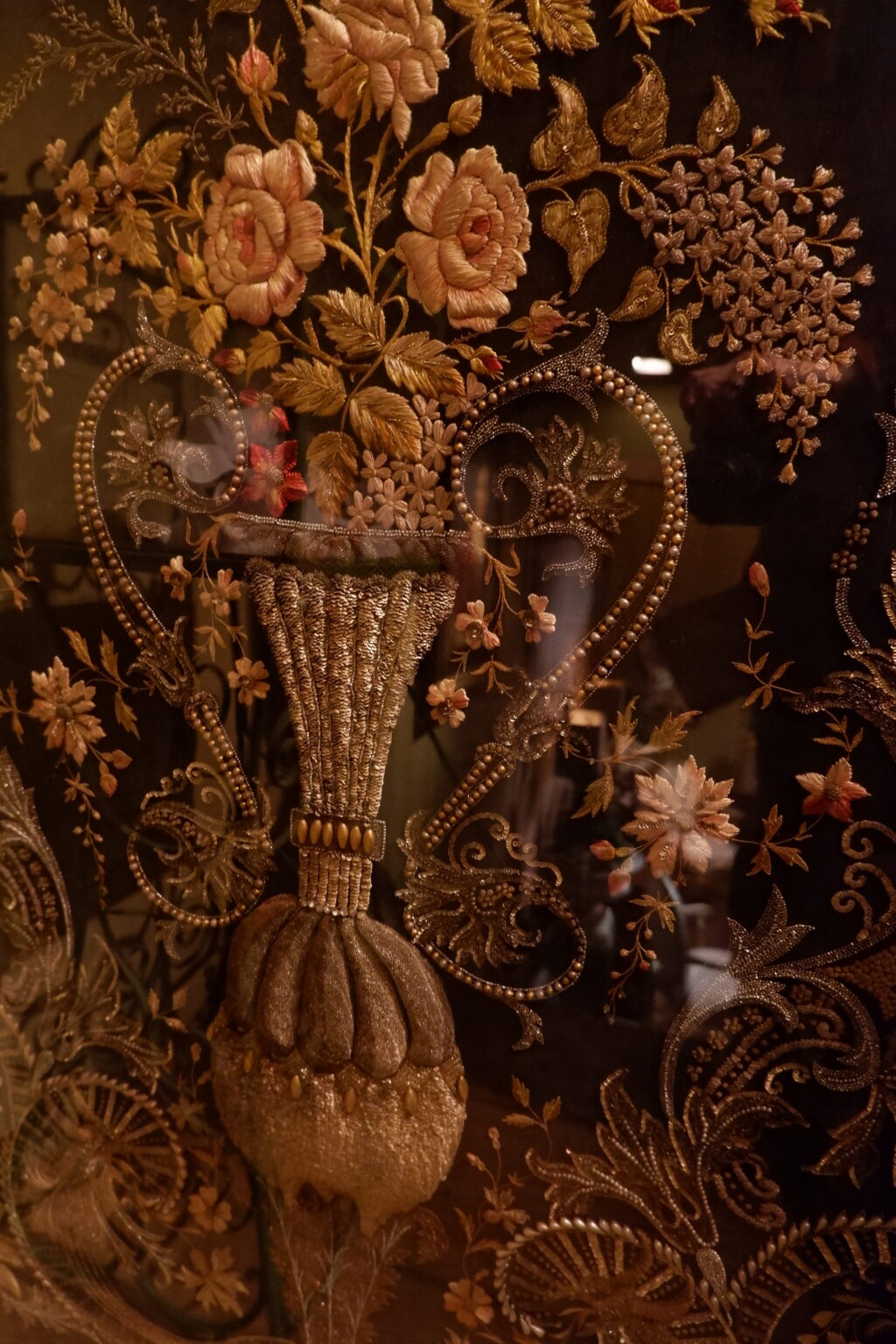 Grand voile de tulle brodé représentant un vase et un important bouquet fleuri -fils d'or et sequins ca.1800 – Image 4