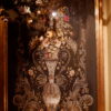 Grand voile de tulle brodé représentant un vase et un important bouquet fleuri -fils d'or et sequins ca.1800 – Image 7