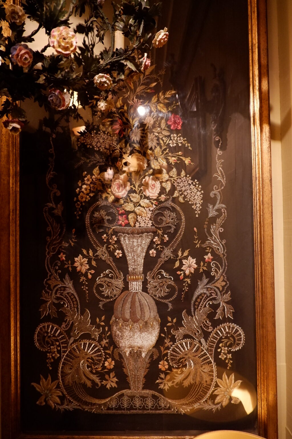 Grand voile de tulle brodé représentant un vase et un important bouquet fleuri -fils d'or et sequins ca.1800 – Image 7