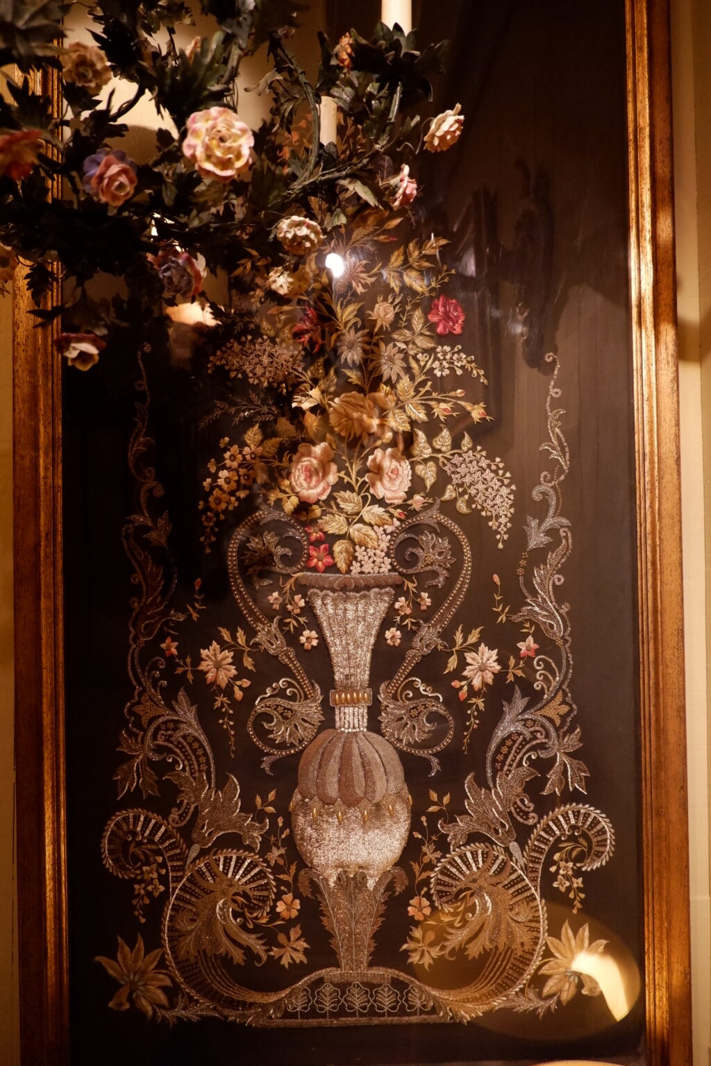 Grand voile de tulle brodé représentant un vase et un important bouquet fleuri -fils d'or et sequins ca.1800