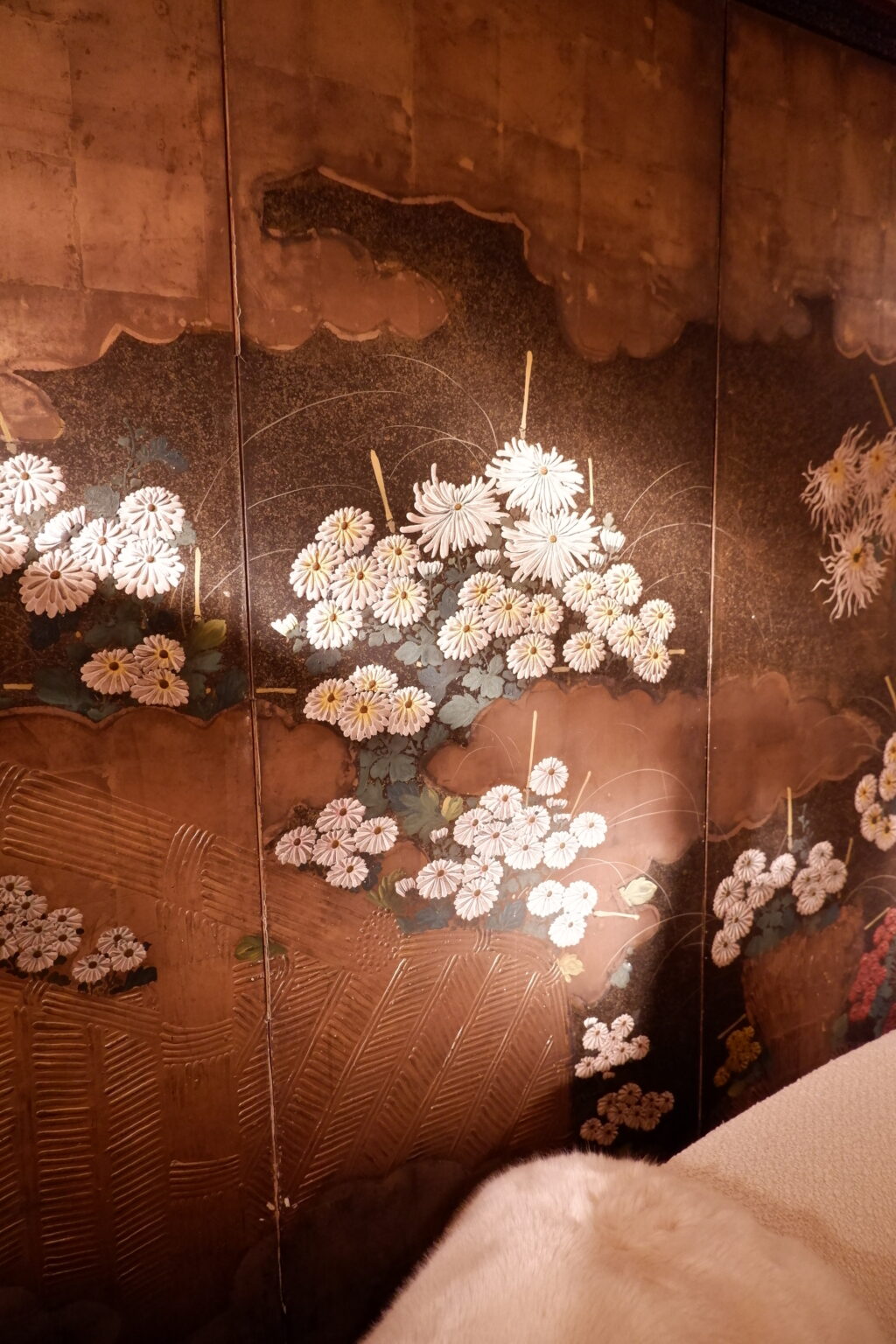 Large Japanese 6-leaf folding screen, Edo period. Oxidized silver leaf &amp; chrysanthemums in fine relief - Image 7