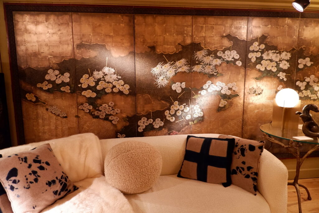 Large Japanese 6-leaf folding screen, Edo period. Oxidized silver leaf &amp; chrysanthemums in fine relief - Image 4