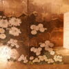 Grand paravent Japonais à 6 feuilles, période Edo. Feuille d'argent oxydé & chrysanthèmes en relief fin – Image 3